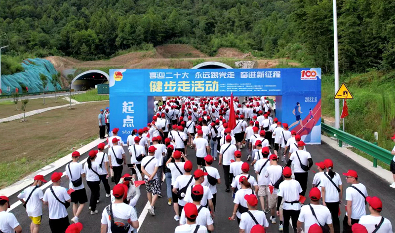 池州市團(tuán)委“喜迎二十大、奮進(jìn)新征程、永遠(yuǎn)跟黨走”健步走活動(dòng)在公司G318項(xiàng)目舉行6